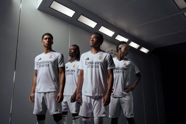 El Real Madrid y adidas presentan la camiseta para la temporada 2024-25. En esta ocasión, es un diseño minimalista en el que el color blanco incorpora un patrón de pata de gallo personalizado con las iniciales RM. Los detalles de la equipación son en negro, como el patrocinador, el logotipo de adidas, las franjas de los hombros y la línea del cuello en V.

La camiseta, que con este diseño limpio hace referencia al ADN del Real Madrid, está confeccionada con los materiales más avanzados y cuenta con la tecnología HEAT.RDY, que regula el flujo del aire para mantener a los jugadores frescos durante los partidos.