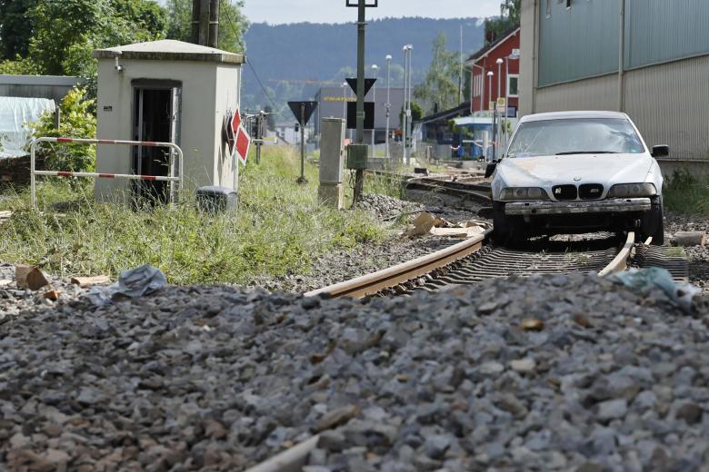 Un coche dañado se encuentra en el ferrocarril en Rudersberg, Alemania, afectada por las inundaciones, 04 de junio de 2024