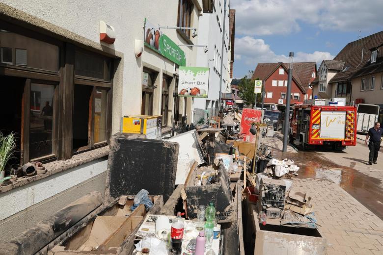 Muebles dañados por las inundaciones abandonados en una calle de Rudersberg, Alemania, 04 de junio de 2024