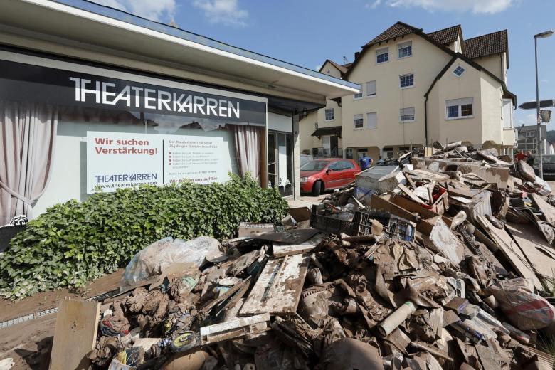 Una mujer alemana de 32 años ha logrado sobrevivir a la inundación localizada en el distrito alemán de Unterallgäu, tras permanecer más de 52 horas subida a un árbol