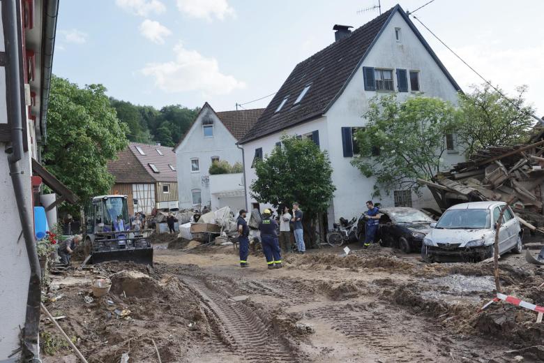 La gente se encuentra en una parte dañada por las inundaciones de Klaffenbach cerca de Rudersberg, Alemania