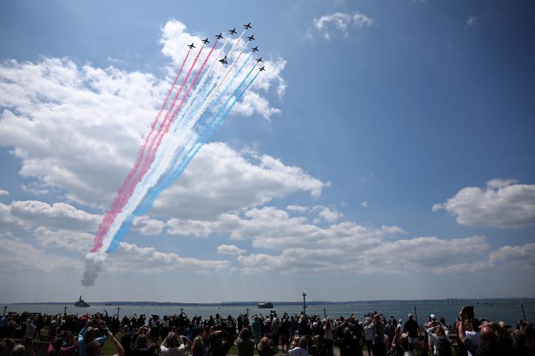 Miembros de la fuerza aérea británica ofrecieron una exhibición y trazaron en el cielo los colores rojo, blanco y azul comunes de las banderas británica, francesa y estadounidense