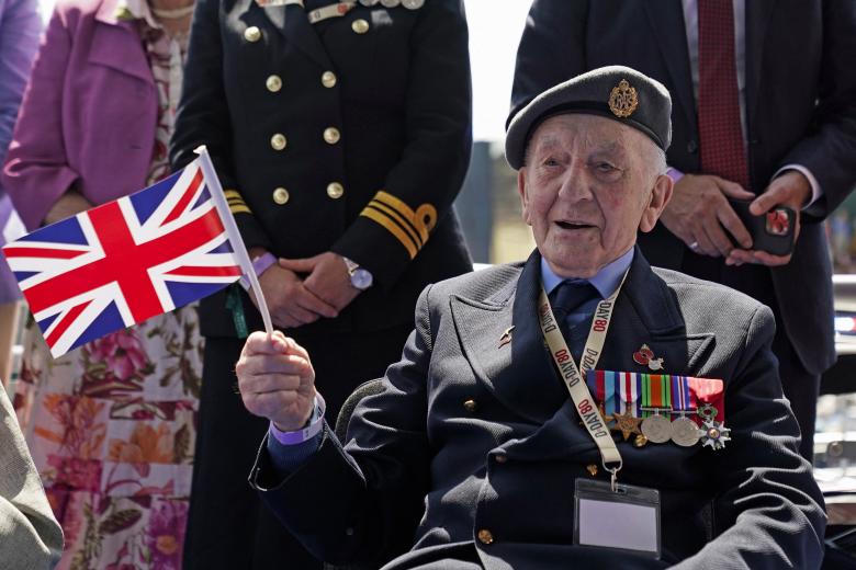 Un veterano británico del desembarco de Normandía en Omaha Beach durante la conmemoración del 80 aniversario del Día D