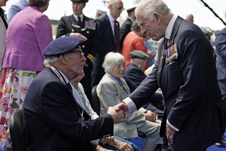El Rey Carlos III de Inglaterra estuvo presente en los actos conmemorativos del Día D y se mostró muy cercano a los veteranos