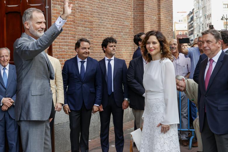 El Rey Felipe VI a su llegada a la plaza de Las Ventas, donde ha presidido la Corrida de la Prensa. En la imagen se puede ver al monarca saludando a la multitud que se ha acercado, junto a la presidenta de la Comunidad de Madrid, Isabel Díaz Ayuso.