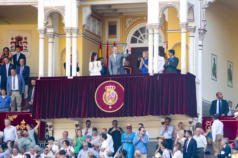 Felipe VI, que fue recibido con una cerrada ovación, ha estado acompañado por María Rey, presidenta de la Asociación de la Prensa de Madrid, y Francisco Rivera Ordóñez, que ha ejercido de asesor taurino.