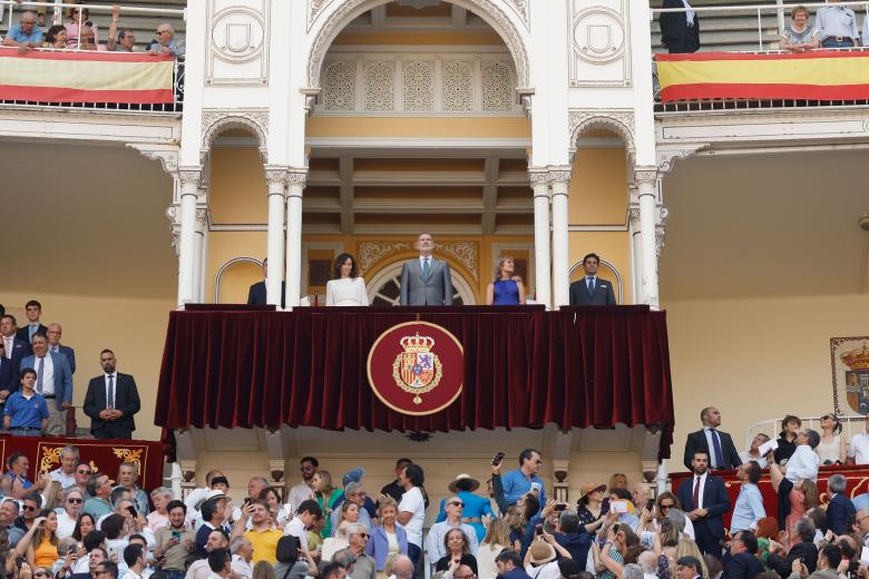 El Rey Felipe VI (c), acompañado por la presidenta de la Comunidad de Madrid, Isabel Diaz Ayuso (i), y la presidenta de la Asociación de la Prensa de Madrid, María Rey (d), preside la Corrida de la Asociación de la Prensa dentro de la Feria de San Isidro con los diestros Paco Ureña y Borja Jiménez, este miércoles en la plaza de toros de Las Ventas en Madrid.