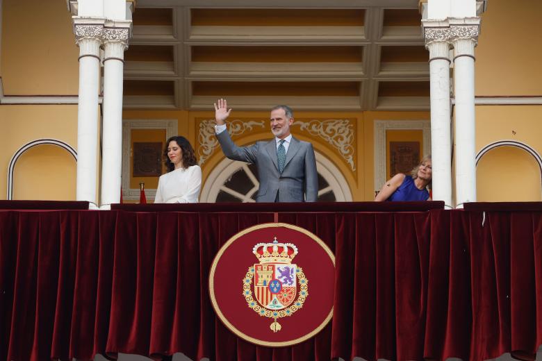 El Rey Felipe VI (c), acompañado por la presidenta de la Comunidad de Madrid, Isabel Diaz Ayuso (i), y la presidenta de la Asociación de la Prensa de Madrid, María Rey (d), preside la Corrida de la Asociación de la Prensa dentro de la Feria de San Isidro con los diestros Paco Ureña y Borja Jiménez, este miércoles en la plaza de toros de Las Ventas en Madrid.