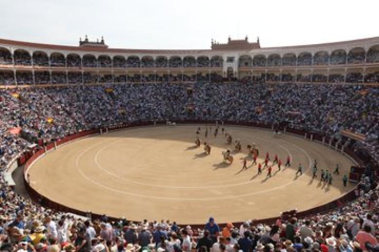 Felipe VI (c), acompañado por la presidenta de la Comunidad de Madrid, Isabel Diaz Ayuso (i), y la presidenta de la Asociación de la Prensa de Madrid, María Rey (d), preside la Corrida de la Asociación de la Prensa dentro de la Feria de San Isidro con los diestros Paco Ureña y Borja Jiménez, este miércoles en la plaza de toros de Las Ventas en Madrid.