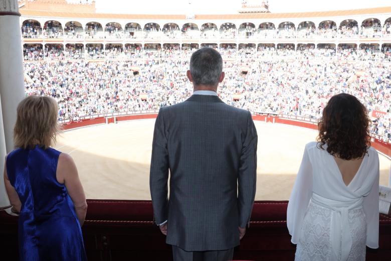 Felipe VI (c), acompañado por la presidenta de la Comunidad de Madrid, Isabel Diaz Ayuso (i), y la presidenta de la Asociación de la Prensa de Madrid, María Rey (d), preside la Corrida de la Asociación de la Prensa dentro de la Feria de San Isidro con los diestros Paco Ureña y Borja Jiménez, este miércoles en la plaza de toros de Las Ventas en Madrid.