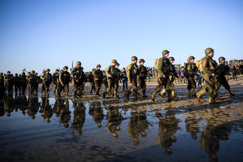 Una gran recreación del desembarco de Normandía en la playa de Utah Beach fue el acto central de la conmemoración del 80 aniversario del Día D, principio de la victoria aliada frente a los nazis en la Segunda Guerra Mundial