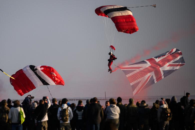 Paracaidistas británicos, franceses y estadounidenses se lanzaron sobre las playas del desembarco durante la recreación del Día D. Fue uno de los momentos más aplaudidos por los asistentes