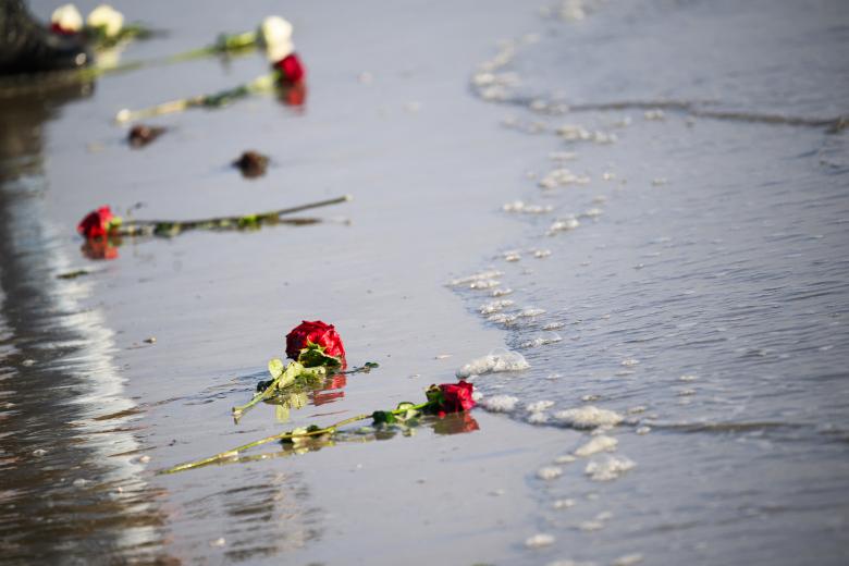 Uno de los momentos más emotivos fue la ofrenda floral en la orilla de la playa de Utah Beach con la que se recordó a los soldados aliados caídos durante la liberación de Francia