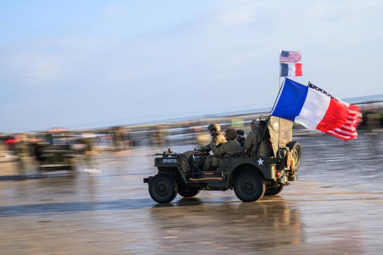 La bandera francesa simbolizó la Francia liberada del nazismo en Normandía y el triunfo de los aliados frente a la Alemania de Hitler en la Segunda Guerra Mundial