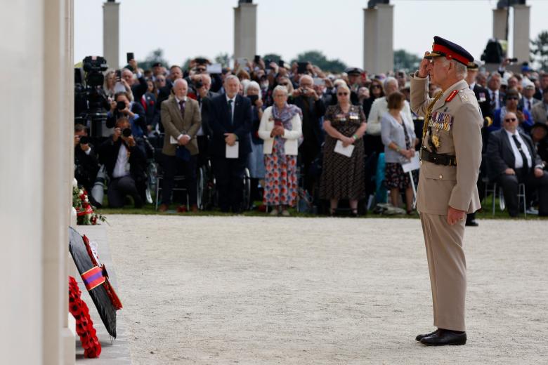 El Rey Carlos III de Inglaterra rindió homenaje a los caídos en el desembarco de Normandía