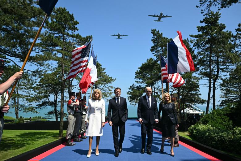 El presidente de EE.UU., Joe Biden, y el de Francia, Emmanuel Macron, accedieron juntos a los actos conmemorativos del Día D ante el vuelo de dos Hércules C 130