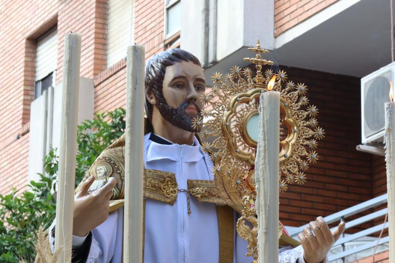 San Juan de Ávila sale a las calles de su barrio para acompañar el Santísimo