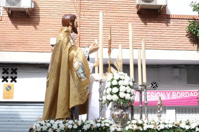 San Juan de Ávila sale a las calles de su barrio para acompañar el Santísimo