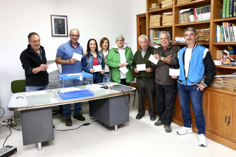 La localidad riojana de Villarroya ha vuelto a cerrar su mesa electoral en pocos segundos, 33, aunque no ha superado su récord 26, logrado en los comicios generales de 2023, porque sus habitantes han decidido tomarse este domingo las elecciones europeas "con tranquilidad". EFE/Raquel Manzanares