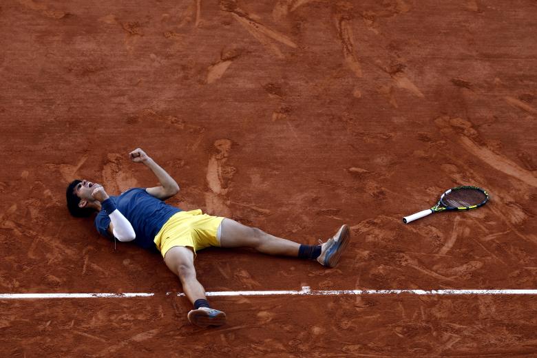 Carlos Alcaraz celebra su primer Roland Garros