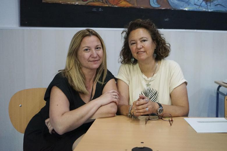 -FOTODELDIA- ALHAURÍN EL GRANDE (MÁLAGA), 09/06/2024.- A sus 51 años, Mercedes López (d), una mujer sorda de nacimiento, ha recibido este domingo por primera vez a los votantes de Alhaurín de la Torre (Málaga) en una mesa electoral "sin barreras", gracias a la ayuda de la intérprete María Jesús Beltrán (i). EFE/María Alonso