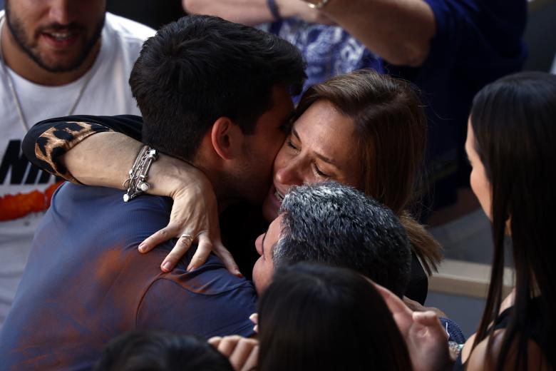 Carlos Alcaraz celebra su primer Roland Garros con su familia