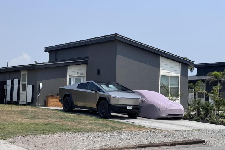 En las entradas de las casas abundan los Tesla y su más reciente modelo, el Cybertruck (hay incluso una versión en miniatura para los niños), y las señales de tráfico evocan el diseño del logo de SpaceX.