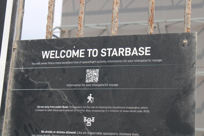 Hay un bar y un restaurante cuyo ingreso solo está permitido para los trabajadores de Starbase, la mayoría ingenieros de raza blanca o asiática que pasean por la urbanización en patineta o bicicleta, siempre con algún gadget a la mano, y que cuando la conversación toma un giro demasiado inquisitivo repiten de la misma guisa: "Para esa pregunta, mejor que escriba a este correo electrónico".