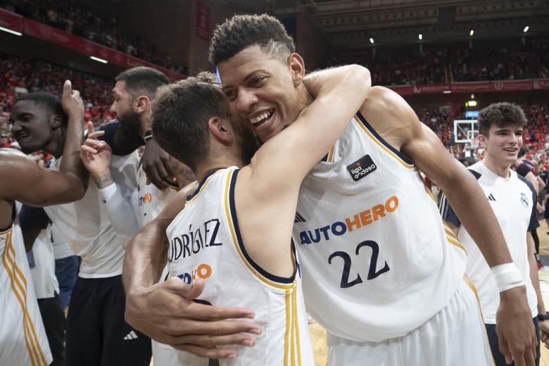 MURCIA, 12/06/2024.- Los jugadores del Real Madrid Edy Tavares (d) y Nacho Rodríguez celebran la victoria del tercer partido de la final de la Liga Endesa ante el UCAM Murcia, que les hace campeones de la Liga, este miércoles en el Palacio de los Deportes de Murcia. EFE/Marcial Guillén
. EFE/Marcial Guillén.