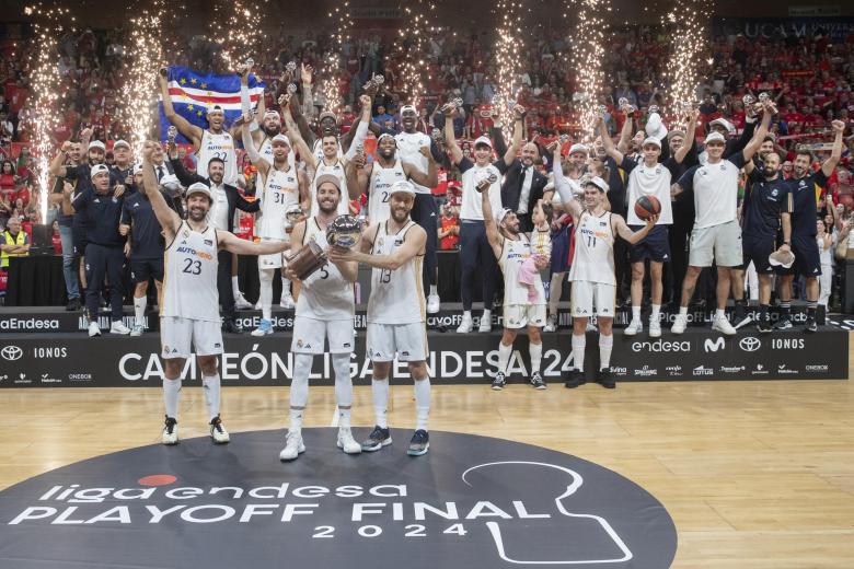 MURCIA, 12/06/2024.- Los jugadores del Real Madrid Edy Tavares (d) y Nacho Rodríguez celebran la victoria del tercer partido de la final de la Liga Endesa ante el UCAM Murcia, que les hace campeones de la Liga, este miércoles en el Palacio de los Deportes de Murcia. EFE/Marcial Guillén
. EFE/Marcial Guillén.