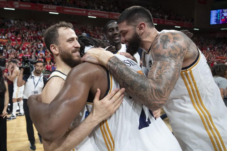 MURCIA, 12/06/2024.- Los jugadores del Real Madrid, (i-d) Sergio Llull, Rudy Fernández y Sergio Rodríguez, celebran la victoria del tercer partido de la final de la Liga Endesa ante el UCAM Murcia, que les hace campeones de la Liga, este miércoles en el Palacio de los Deportes de Murcia. EFE/Marcial Guillén