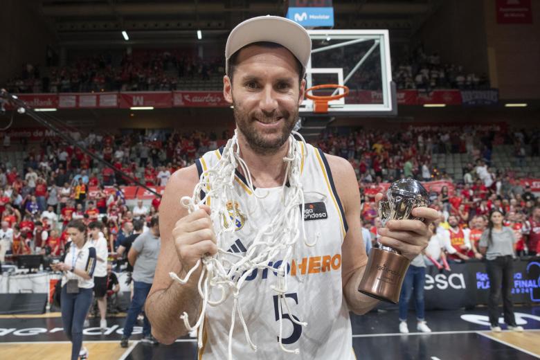 MURCIA, 12/06/2024.- El alero bosnio del Real Madrid Dzanan Musa posa con los trofeos de Mejor Jugador de la Final y el de Campeones de la Liga Endesa tras vencer en el tercer partido a UCAM Murcia en el encuentro que han disputado este miércoles en el Palacio de los Deportes de Murcia. EFE/Marcial Guillén.