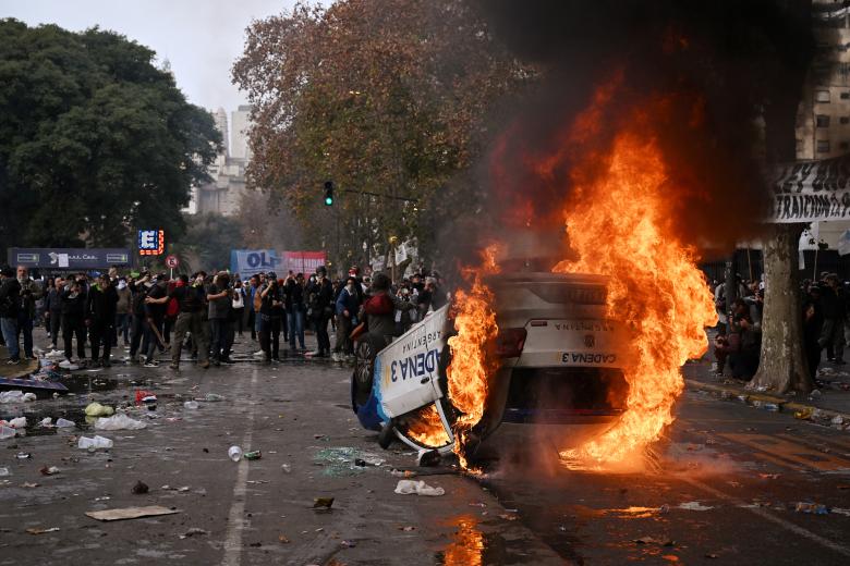 Un coche de la estación de radio Cadena 3 fue incendiado por manifestantes izquierdistas frente al Congreso Nacional en Buenos Aires