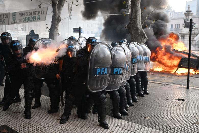 La policía antidisturbios de Argentina dispara gases lacrimógenos para controlar las violentas manifestaciones frente al Congreso Nacional en Buenos Aires