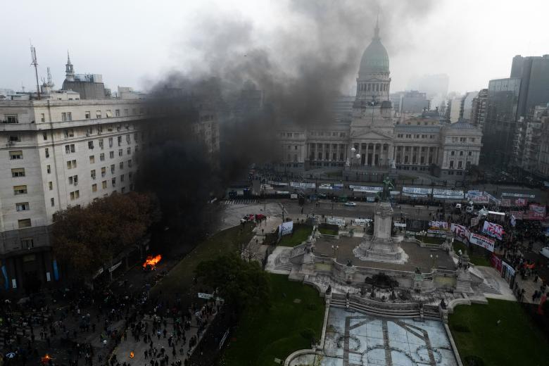 Vista aérea de las violentas protestas de la oposición peronista contra el paquete de reformas del presidente Javier Milei