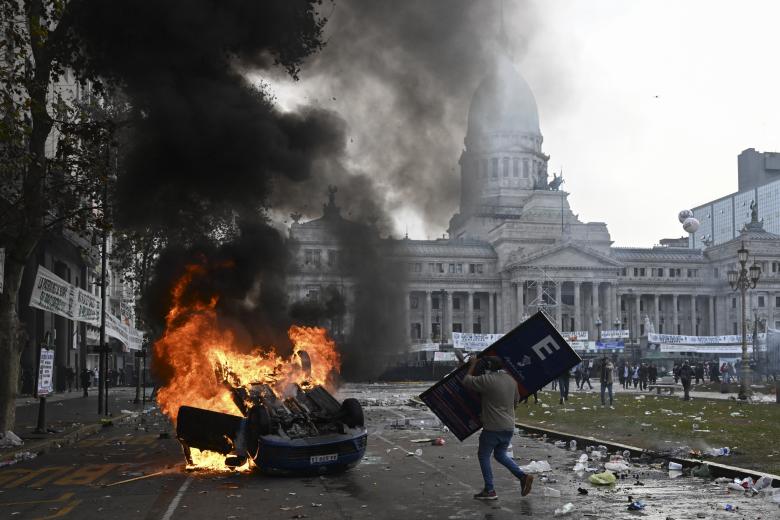 Un coche de la estación de radio Cadena 3 fue incendiado por manifestantes izquierdistas frente al Congreso Nacional en Buenos Aires