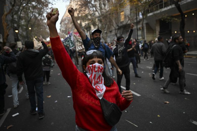 Manifestantes de colectivos peronistas y kirchneristas se manifiestan encapuchados en Buenos Aires