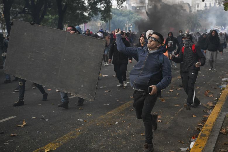 Manifestantes izquierdistas arrojan piedras contra la policía antidisturbios en Buenos Aires