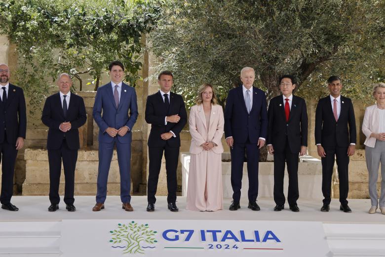 La clásica foto de familia del G7. De izquierda a derecha: el presidente del Consejo Europeo Charles Michel; el canciller de Alemania Olaf Scholz, el primer ministro de Canadá Justin Trudeau; el presidente de Francia Emmanuel Macron; la primer ministro de Italia Giorgia Meloni; el presidente de EE.UU. Joe Biden; el primer ministro de Japón Fumio Kishida; el primer ministro británico Rishi Sunak; y la presidenta de la Comisión Europea Ursula von der Leyen