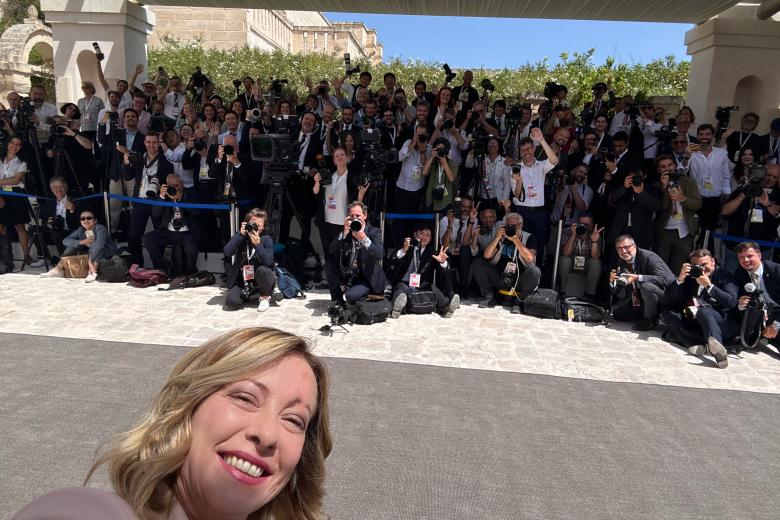 Giorgia Meloni echó mano de su don de gentes para ganarse a la prensa acreditada para cubrir la reunión del G7 en la región italiana de la Puglia