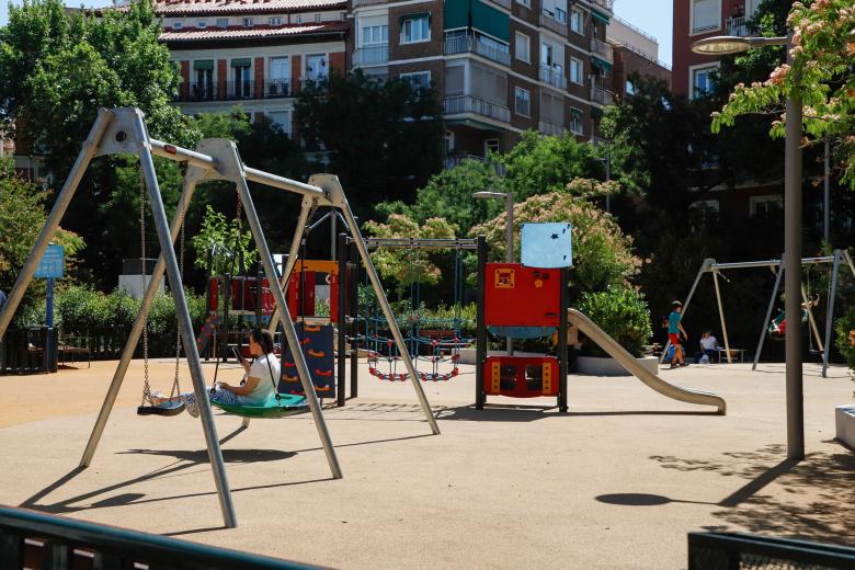 Parques infantiles completamente reformados, se han aprovechado los espacios para hacer tres zonas diferenciadas con pavimento amortiguador, numerosos columpios, toboganes y elementos de escalada.