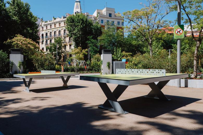 La plaza dispone de un renovado mobiliario urbano que incluye mesas, bancos, fuentes de agua potable e incluso una nueva zona recreativa con mesas de ping pong.