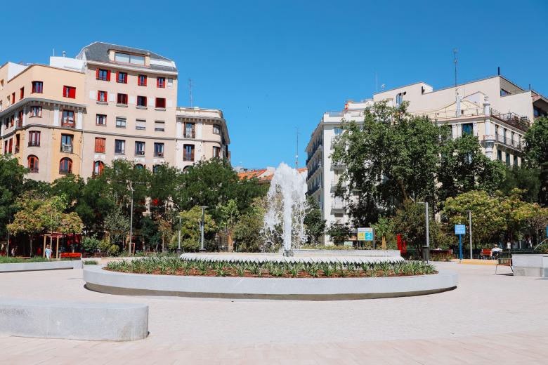 La plaza se ha reorganizado por completo, ahora es posible acceder desde cualquier calle y cruzar el octógono que forma la plaza.