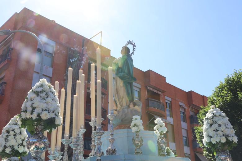 La hermandad de la Sagrada Cena vive su Corpus Christi en el barrio de Poniente