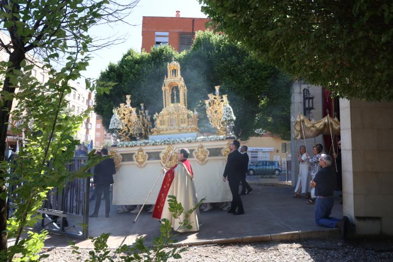 La hermandad de la Sagrada Cena vive su Corpus Christi en el barrio de Poniente