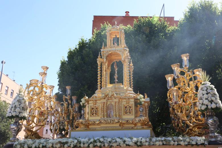 La hermandad de la Sagrada Cena vive su Corpus Christi en el barrio de Poniente