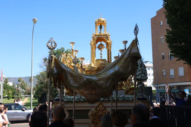 La hermandad de la Sagrada Cena vive su Corpus Christi en el barrio de Poniente