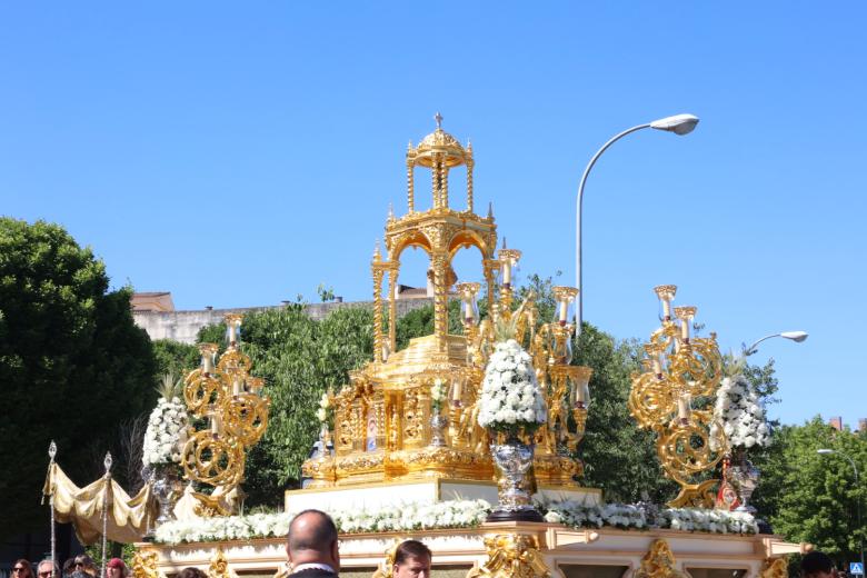 La hermandad de la Sagrada Cena vive su Corpus Christi en el barrio de Poniente