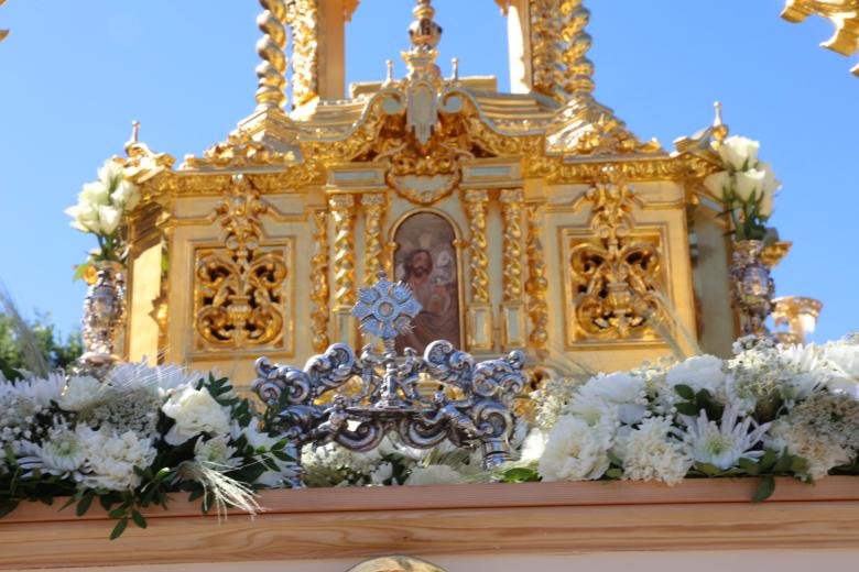 La hermandad de la Sagrada Cena vive su Corpus Christi en el barrio de Poniente