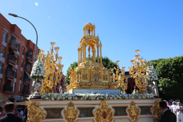 La hermandad de la Sagrada Cena vive su Corpus Christi en el barrio de Poniente